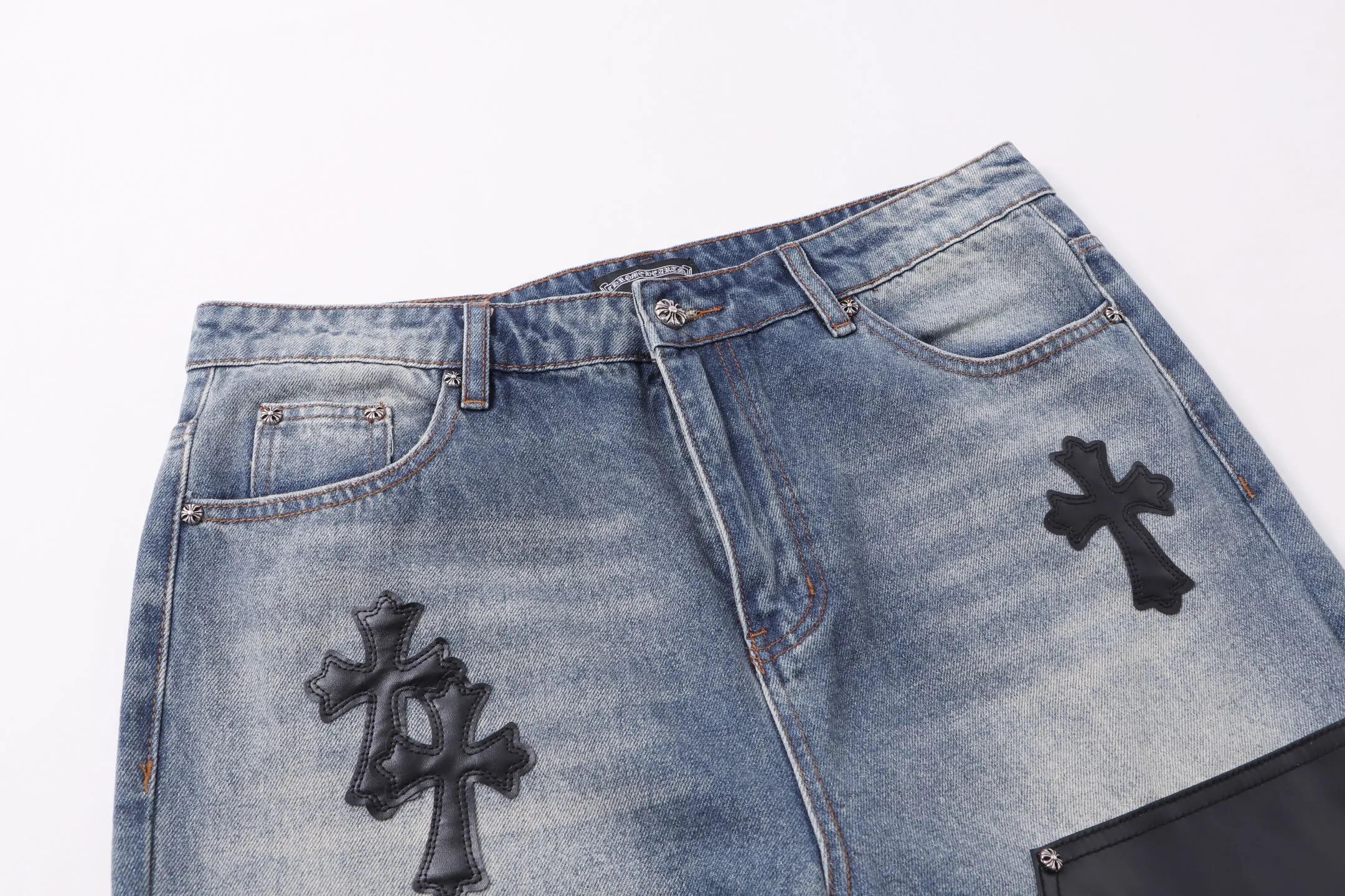 P260 Style number: H86 Croxin & 𝐂𝐡𝐫𝐨𝐦𝐞 𝐇𝐞𝐚𝐫𝐭 ss25 blue black leather oversized leather jeans. Styles with different washed textures are very friendly to people with thin legs. The slightly flared version perfectly modifies the leg shape. The timeless and moderate length makes it easy to match and match. It is the basis for various styles and is a must-have in your wardrobe! The fabric is stiff but also makes the upper body soft without losing texture. The washing process is even more perfect. It is a must-have item for everyone! ! ! Washed wheat, hang tag, pants label, three labels complete Color: blue Size: 30-32-34-36